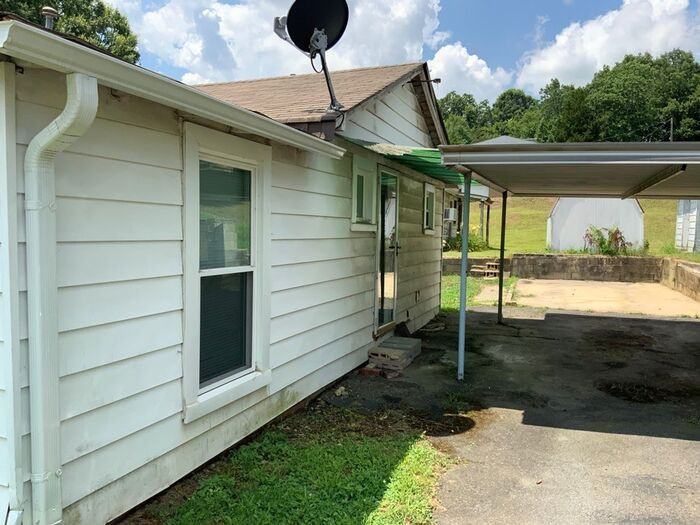 179 Mckinnon Ave Ne - Photo 2 of 9