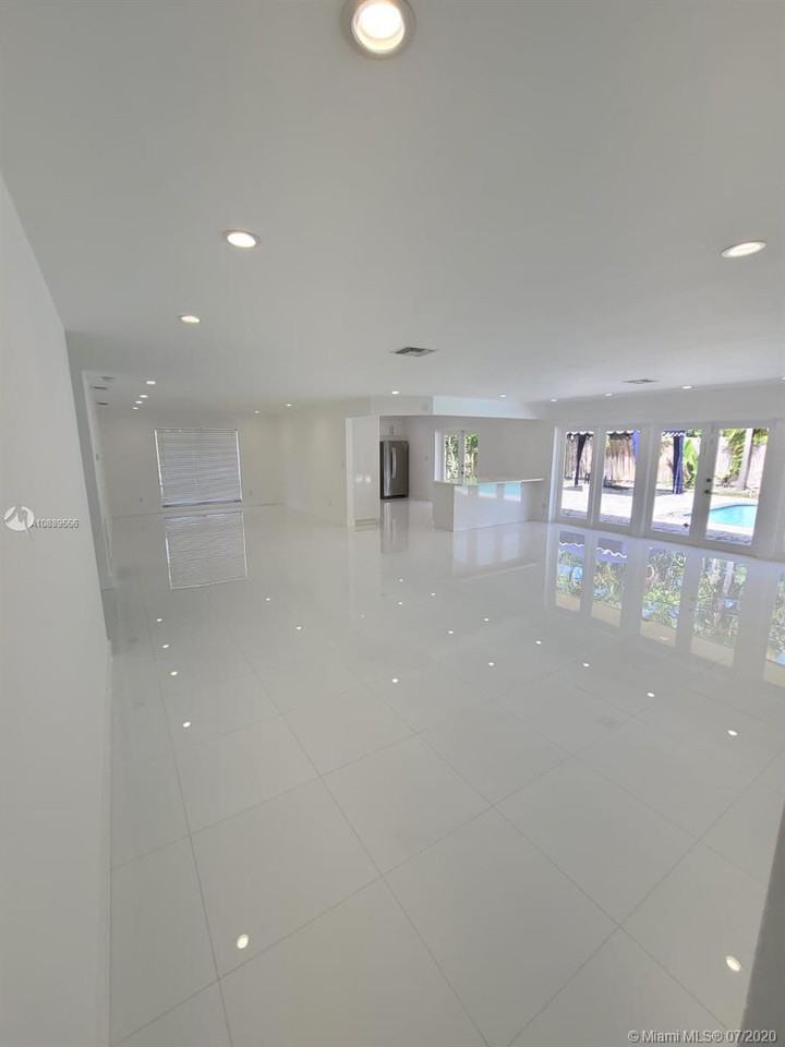 21100 Highland Lakes Boulevard - Photo 3 of 12