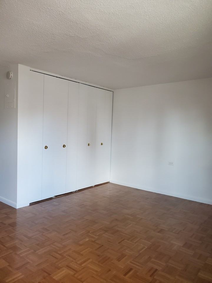 Knickerbocker Plaza - Photo 3 of 9