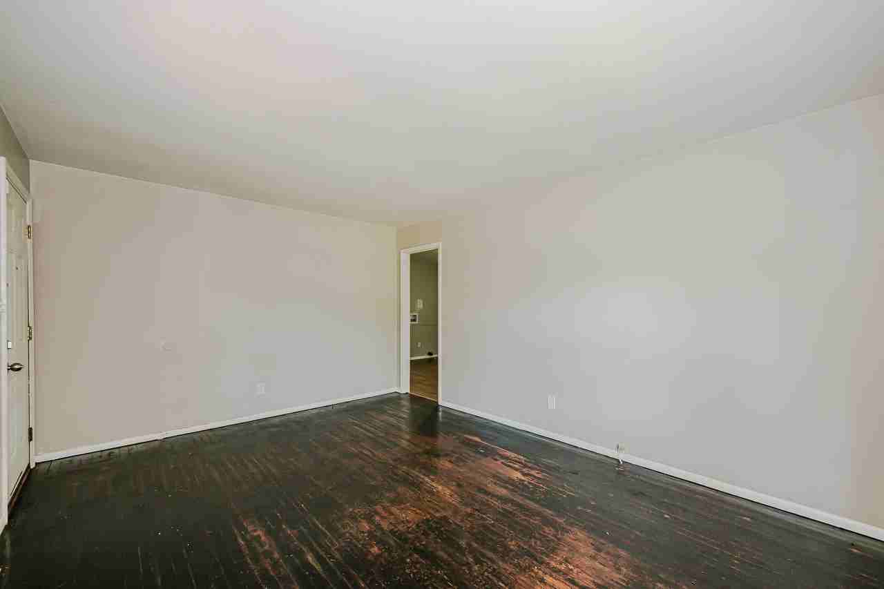 6151 Spring Garden Ln - Photo 3 of 28