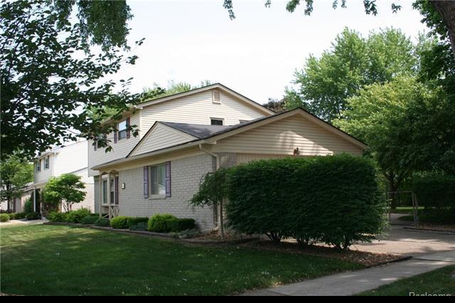 14082 Woodside St - Photo 2 of 43