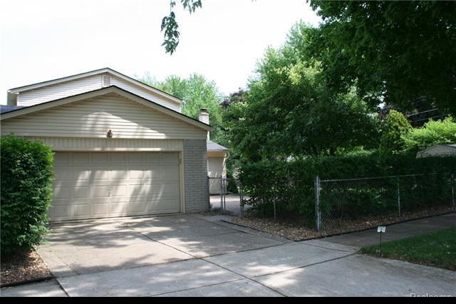 14082 Woodside St - Photo 3 of 43