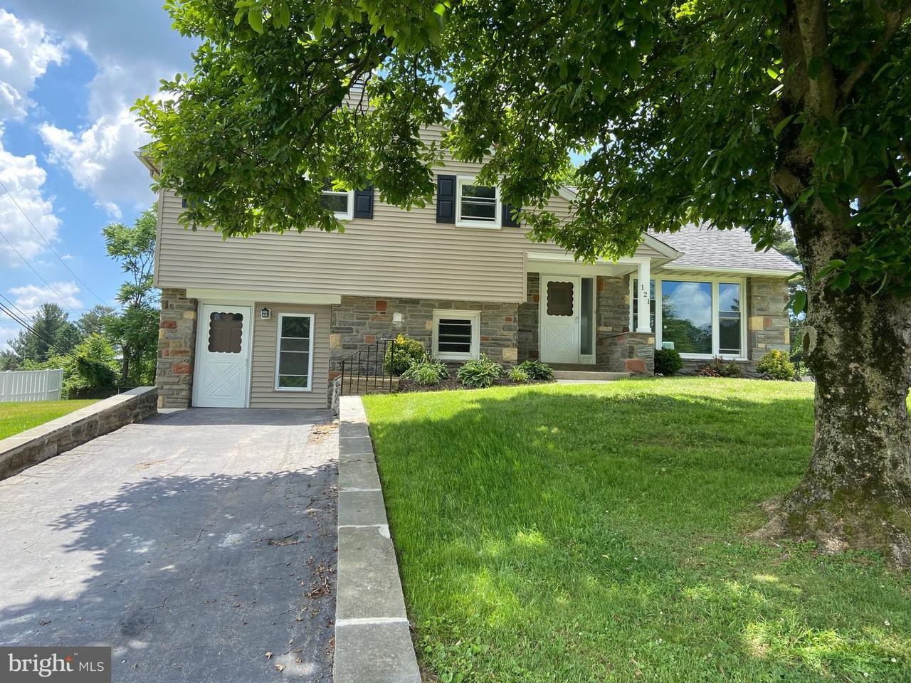 121 Cypress Dr - Photo 2 of 20