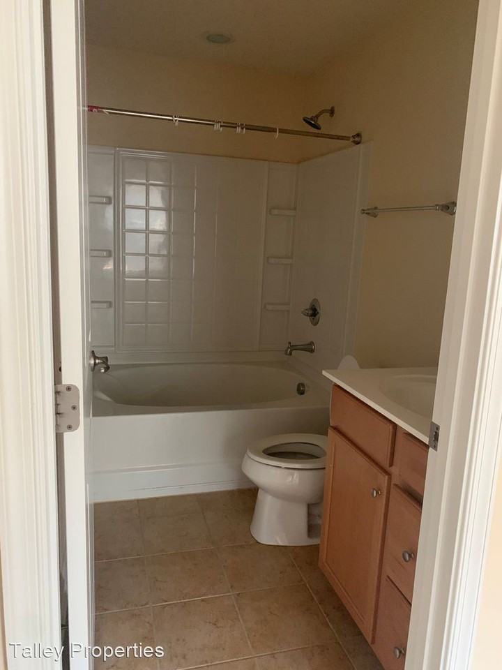 2432 Silverthorn Dr - Photo 3 of 10