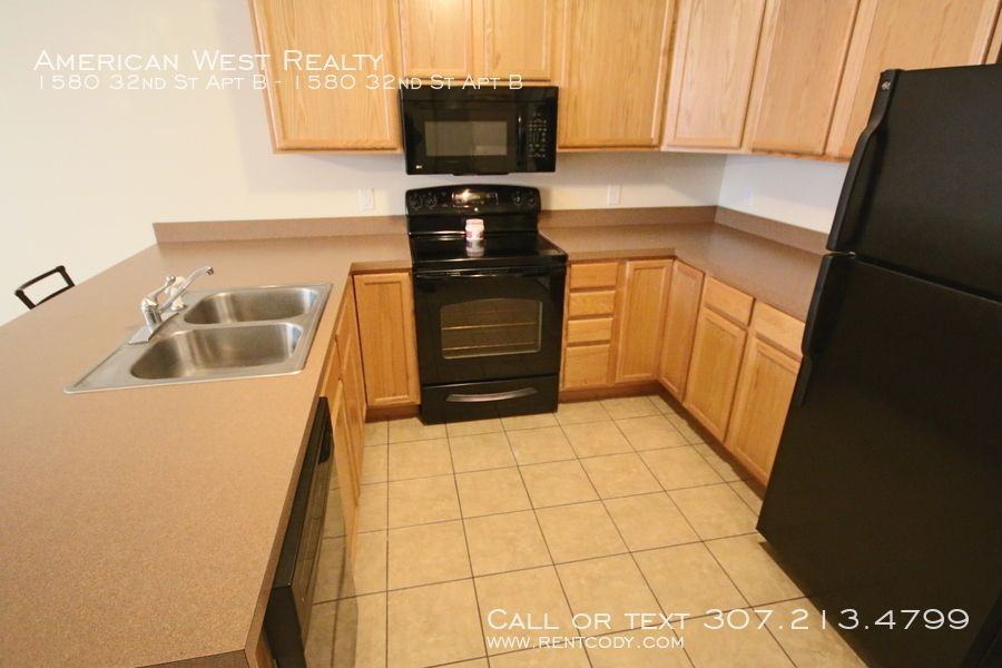 1580 32nd St Apt B - Photo 3 of 8