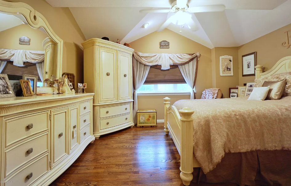 806 Rensselaer Avenue - Photo 3 of 5