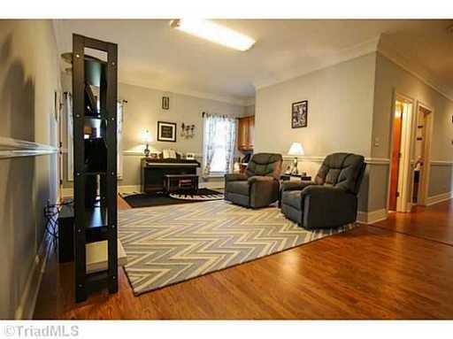 275 Fox Creek Ln - Photo 2 of 9