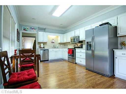 275 Fox Creek Ln - Photo 3 of 9