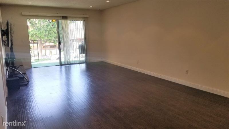 330 N Jackson St 111 - Photo 3 of 16