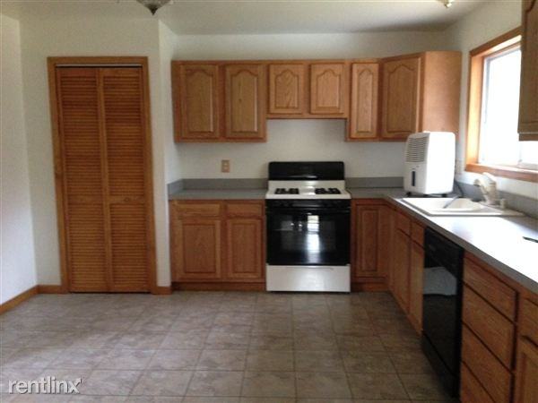 9302 Maple Rd - Photo 3 of 7