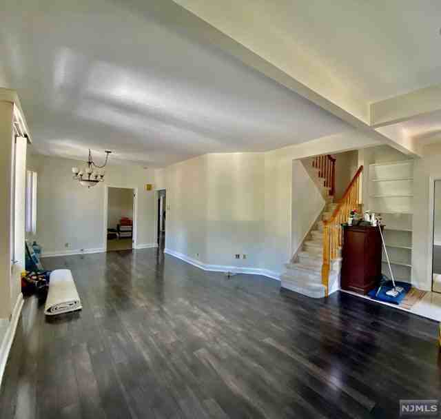 33 Glendale Dr - Photo 3 of 21