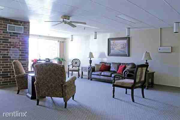 Poplar Court Apartments - Photo 2 of 9