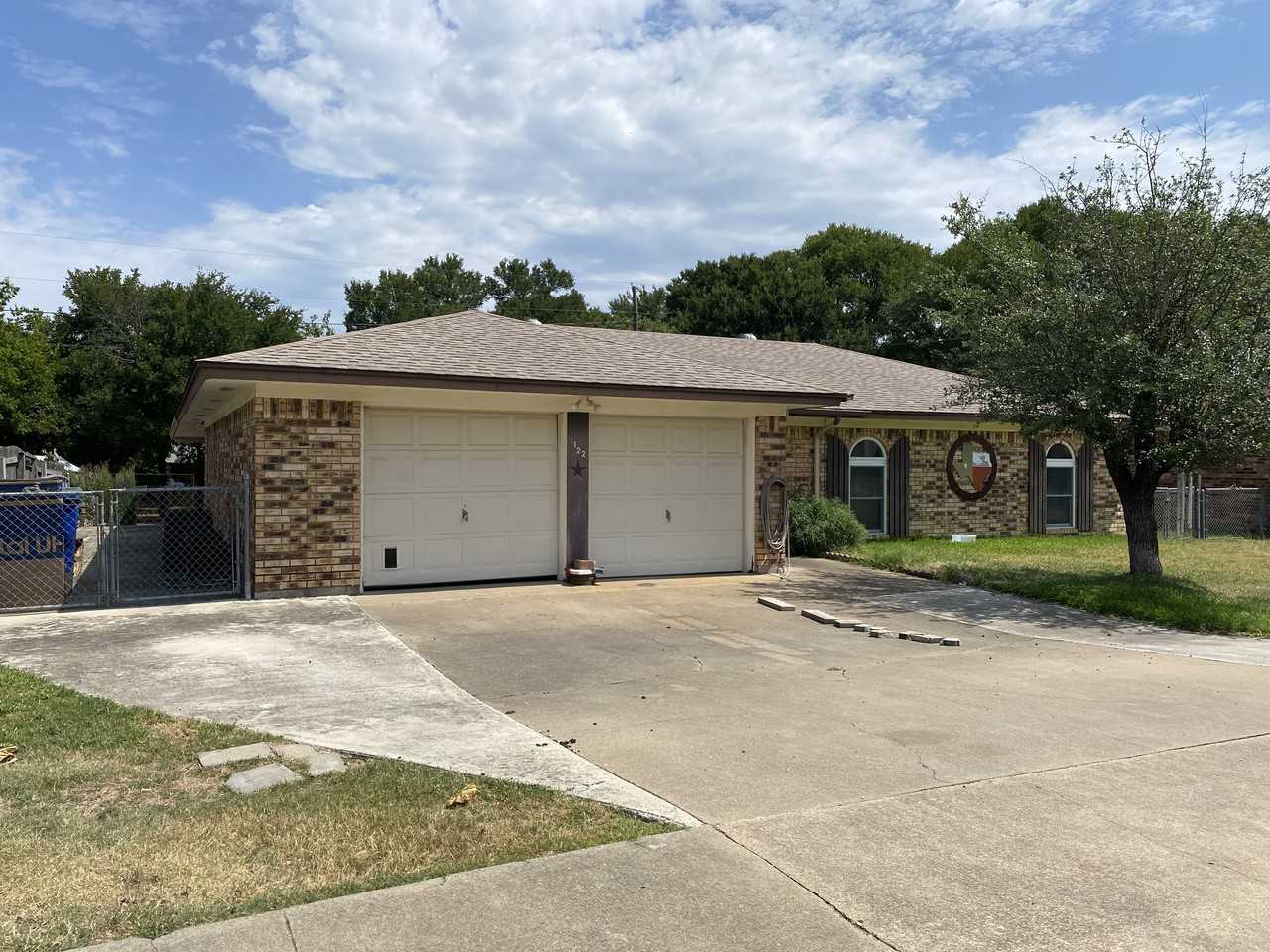 1122 Rhonda Lee Street - Photo 2 of 31