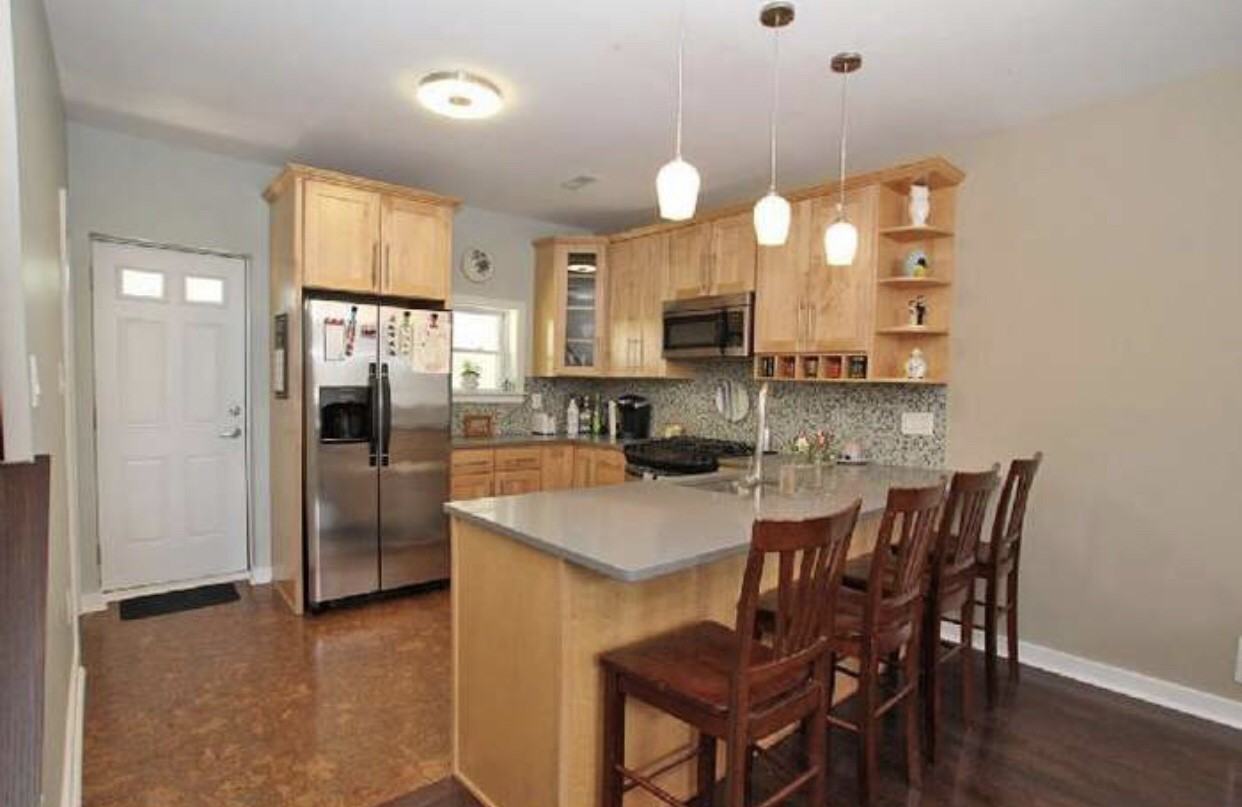 1039 S Chadwick St - Photo 4 of 19