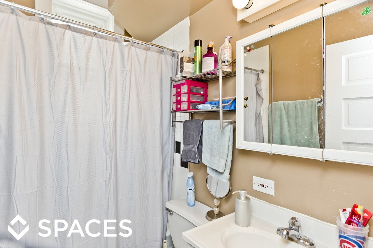 1042 West Grace - Photo 3 of 9