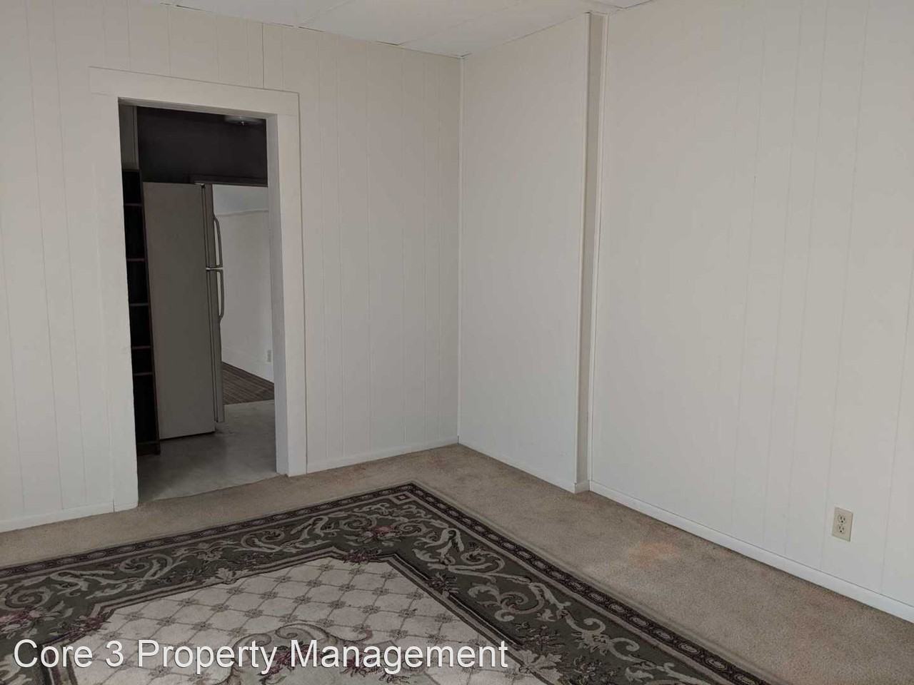 313 E Locust - Photo 2 of 4