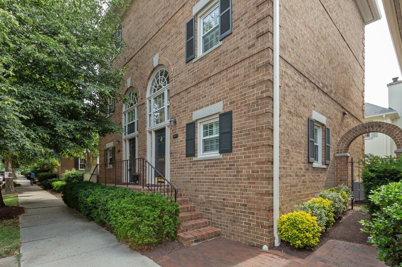 1009 N Pitt St - Photo 2 of 34