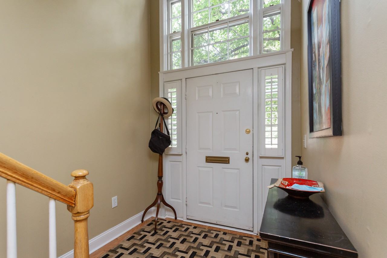 1009 N Pitt St - Photo 3 of 34