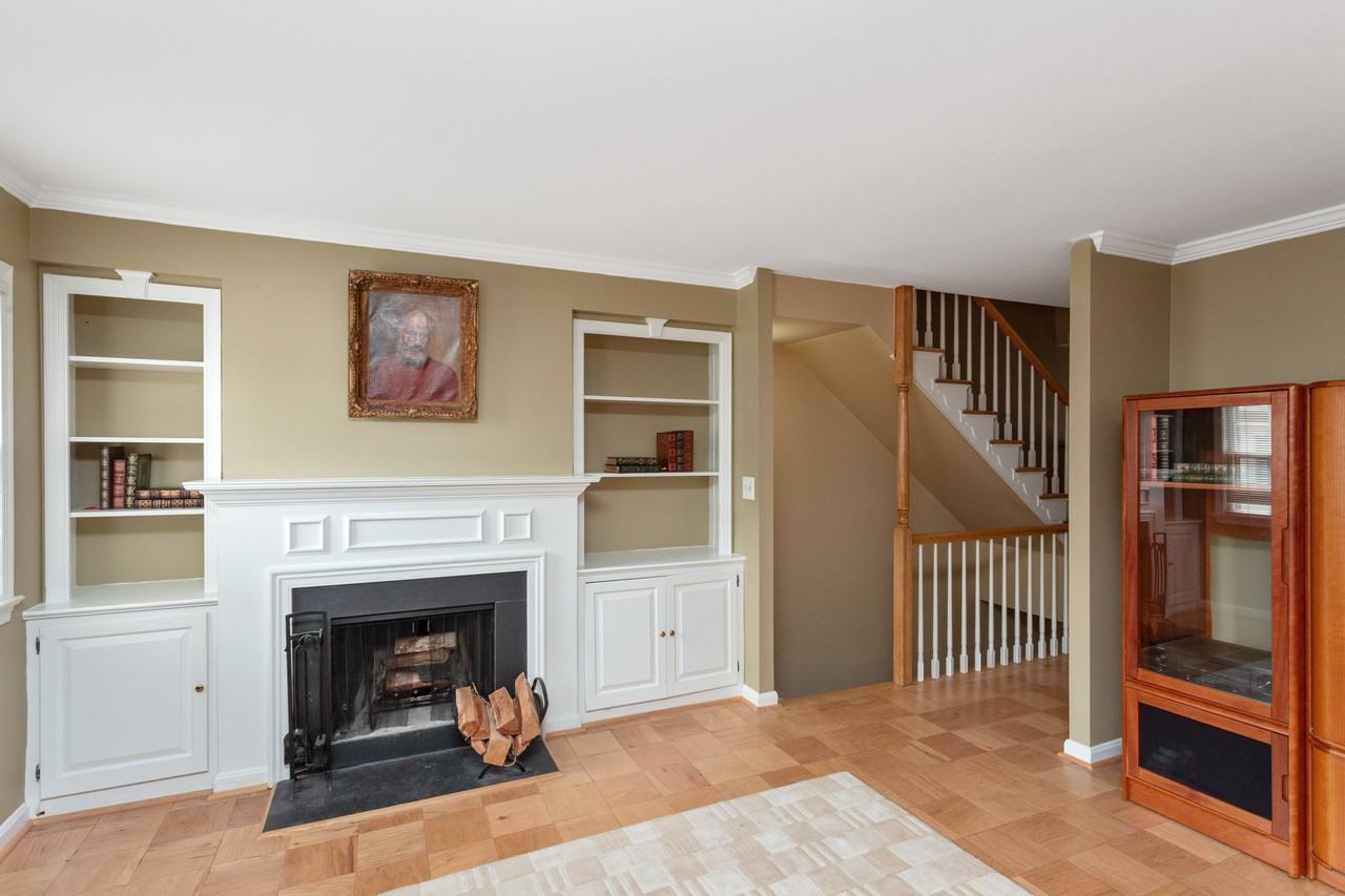 1009 N Pitt St - Photo 4 of 34