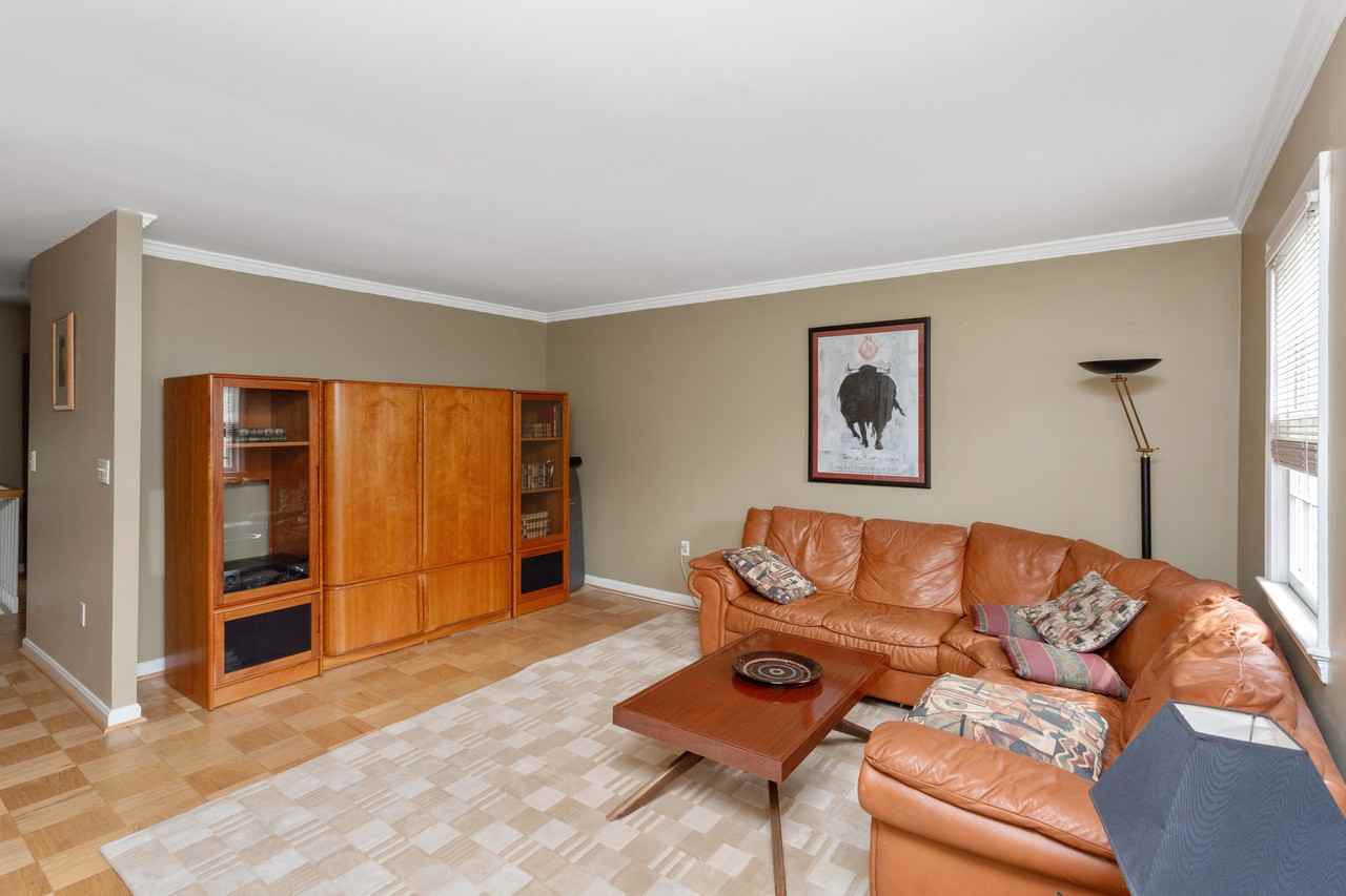 1009 N Pitt St - Photo 5 of 34