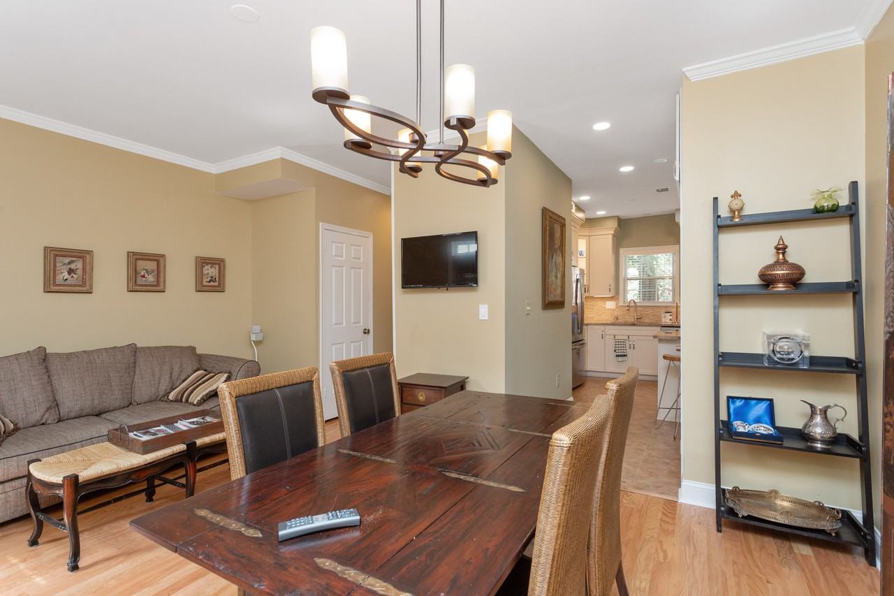 1009 N Pitt St - Photo 7 of 34