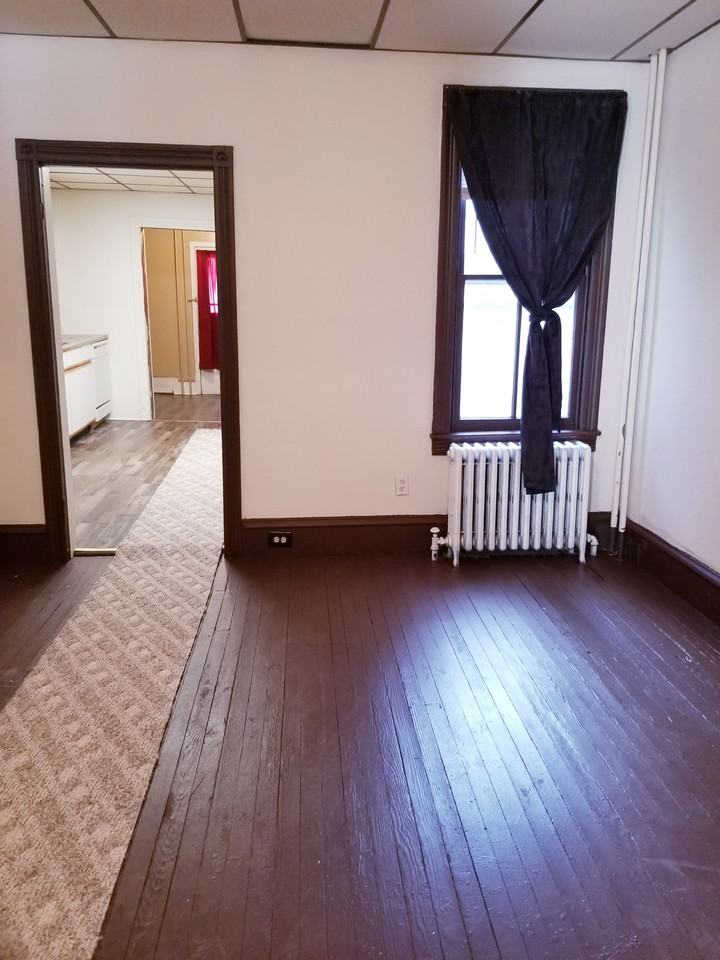 920 West Race Street - Photo 3 of 20