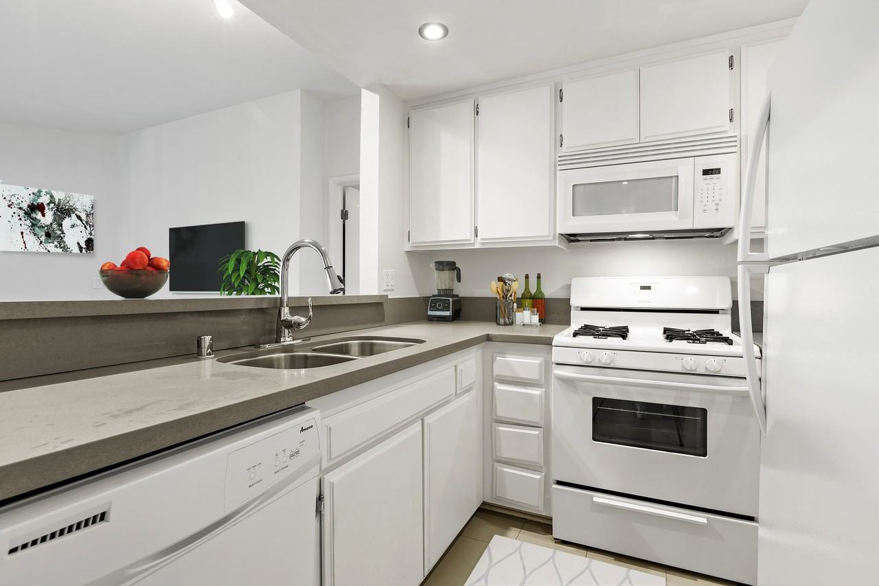 Cahuenga Heights Apartments - Photo 3 of 18