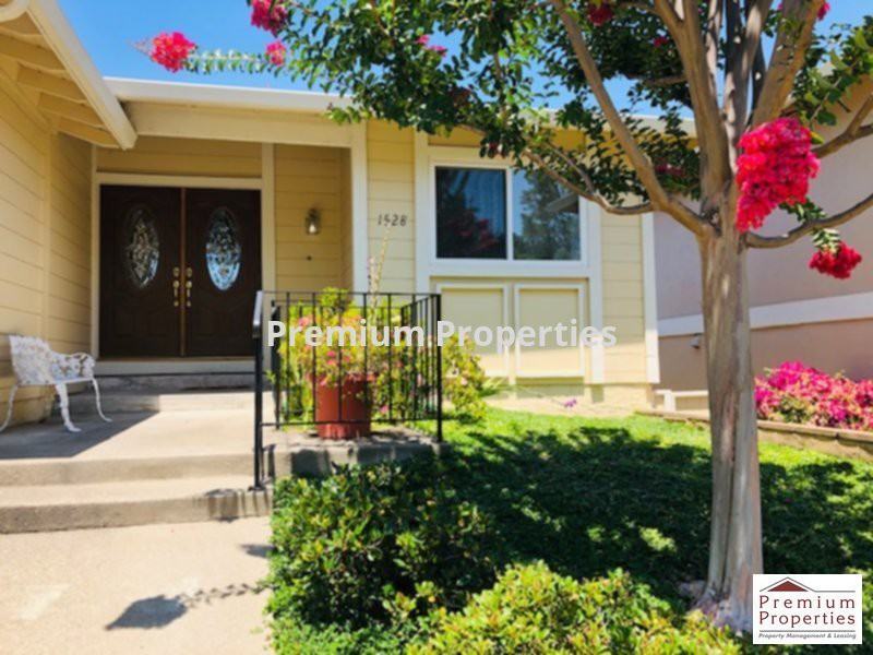 1528 Siskiyou Dr - Photo 3 of 31