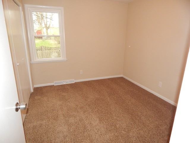 138 Linden Ave - Photo 3 of 8