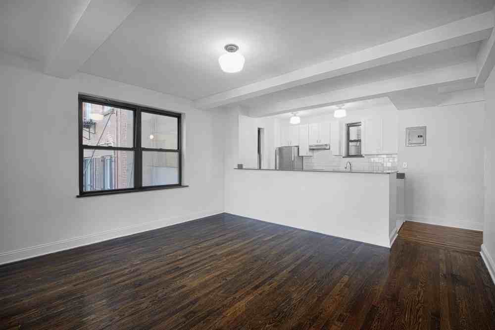 433 West 21st Street - Photo 2 of 10