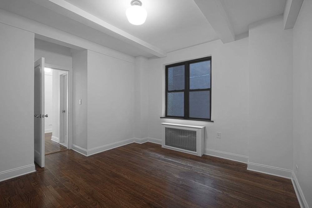433 West 21st Street - Photo 3 of 10