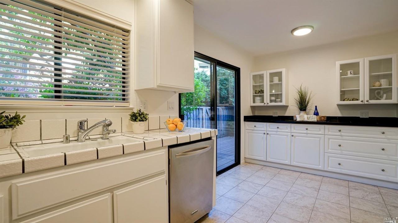 16 Tudor Ct - Photo 3 of 12