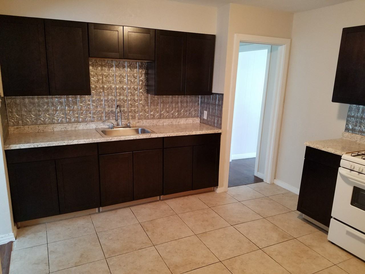 1405 Sycamore Street - Photo 3 of 9