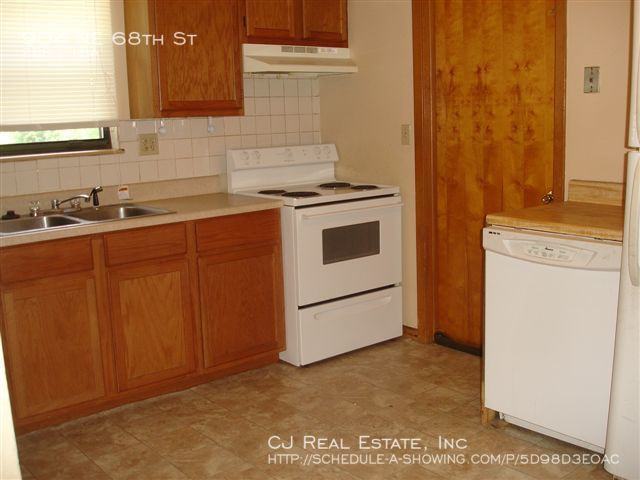 904 Ne 68th St - Photo 2 of 4