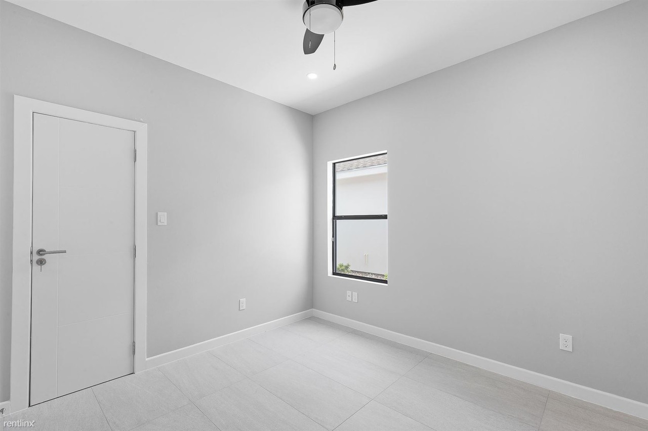 2022 SUMMERLAND LN - Photo 2 of 28