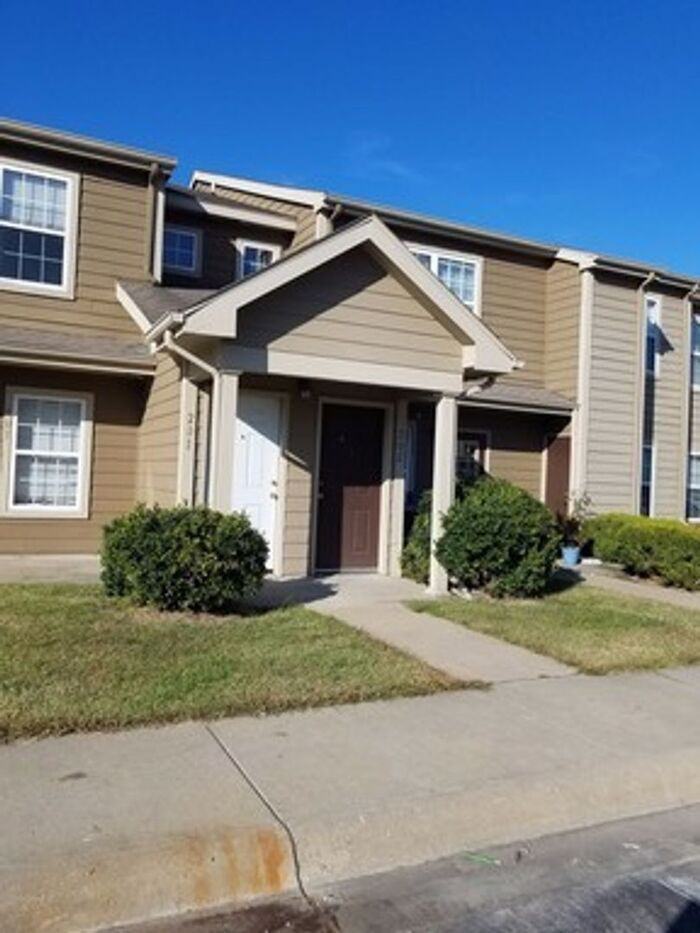 320 N Free King Hwy 104, Pittsburg, KS 66762 3 Bedroom Apartment for