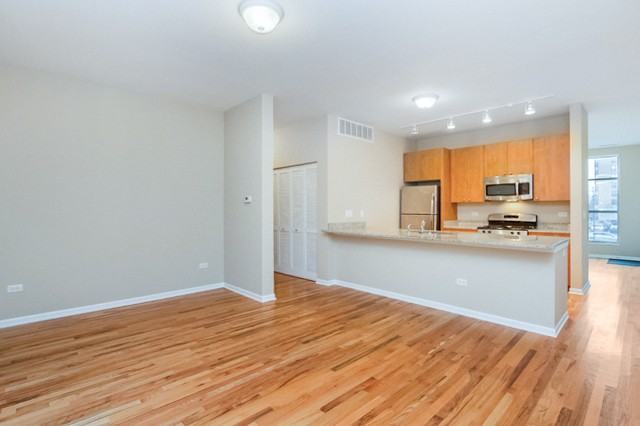 318 W 25th Pl #2E - Photo 2 of 15
