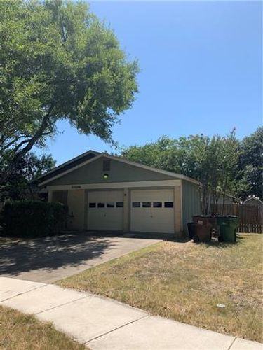 1909 Denfield Dr - Photo 2 of 8