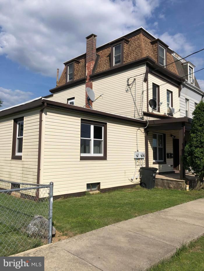 1227 Carbon St - Photo 2 of 14