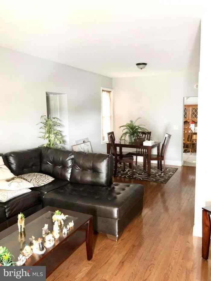 1227 Carbon St - Photo 3 of 14