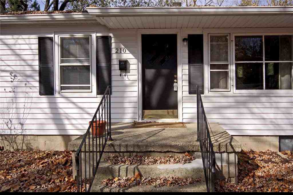 210 W Sycamore St - Photo 2 of 18