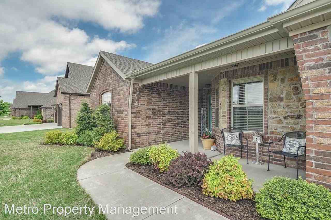 711 Tamarron Dr - Photo 2 of 29
