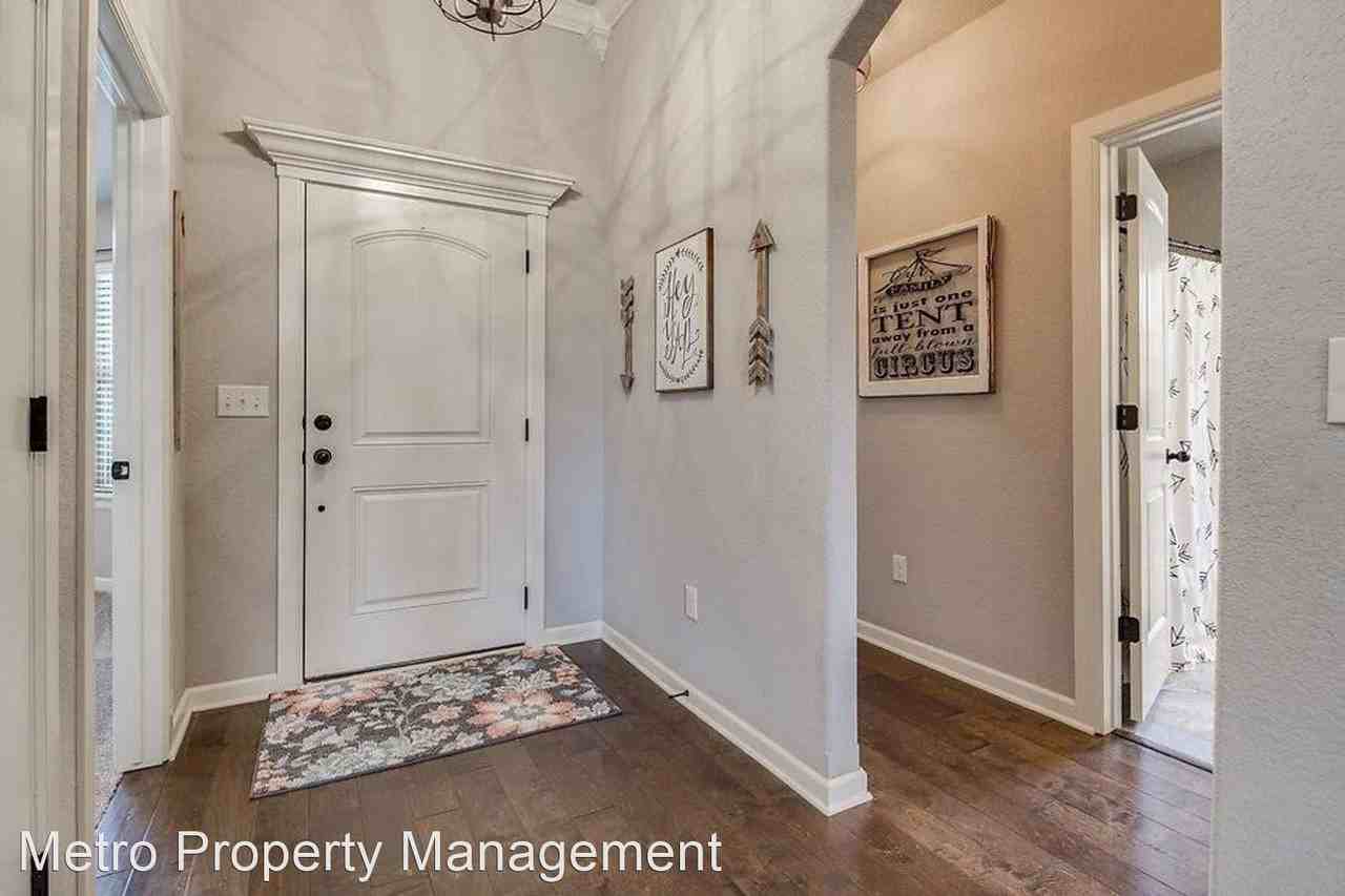 711 Tamarron Dr - Photo 3 of 29