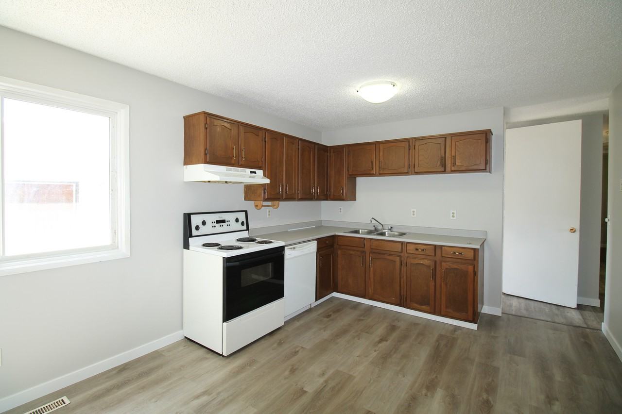 9827 166 Ave Nw - Photo 2 of 18