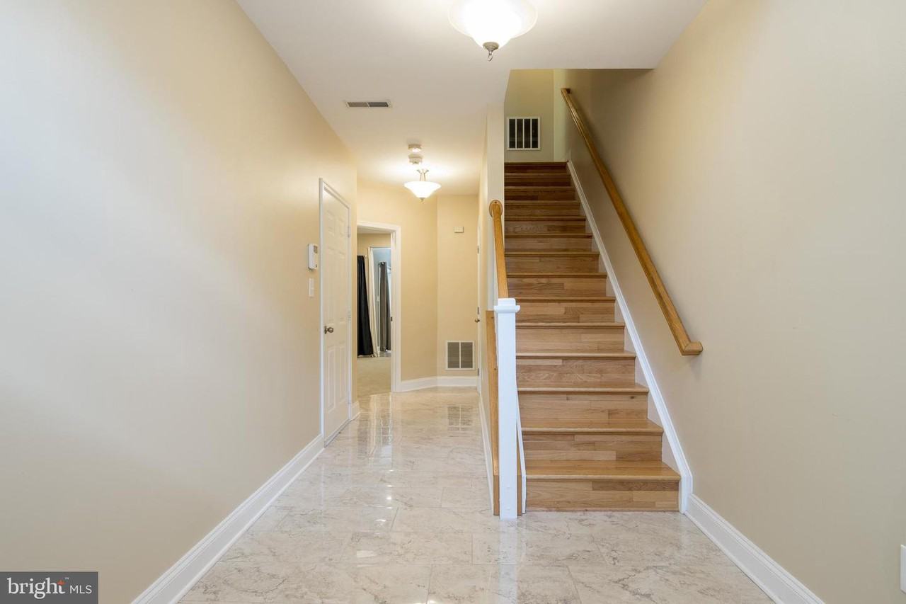 888 Stonehurst Ct - Photo 3 of 40