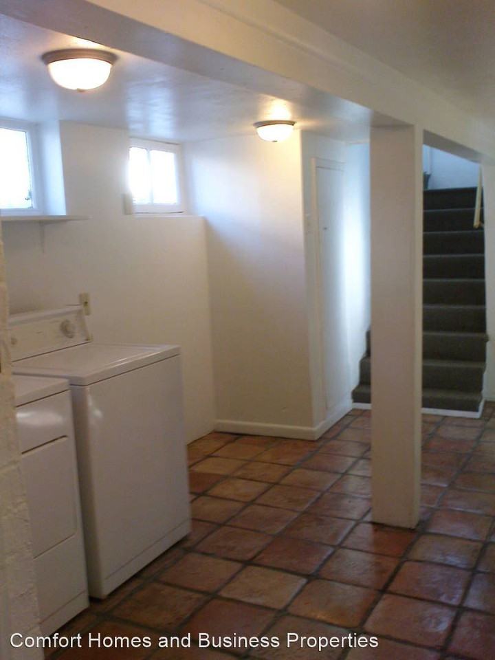 202 Sycamore St Ne - Photo 3 of 33