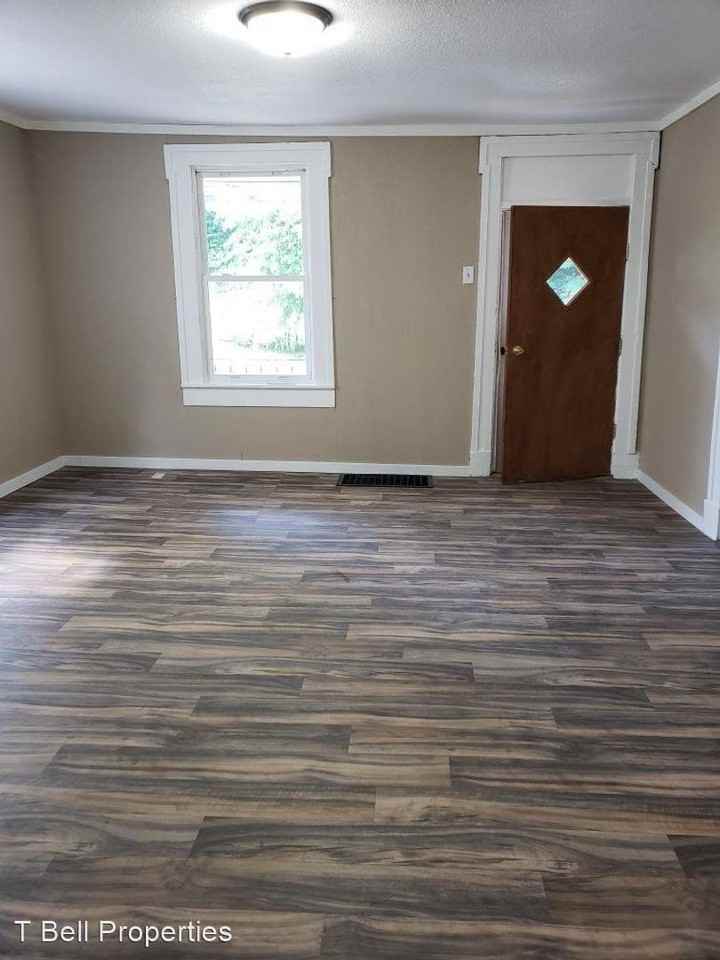 706 E 8th St - Photo 2 of 8