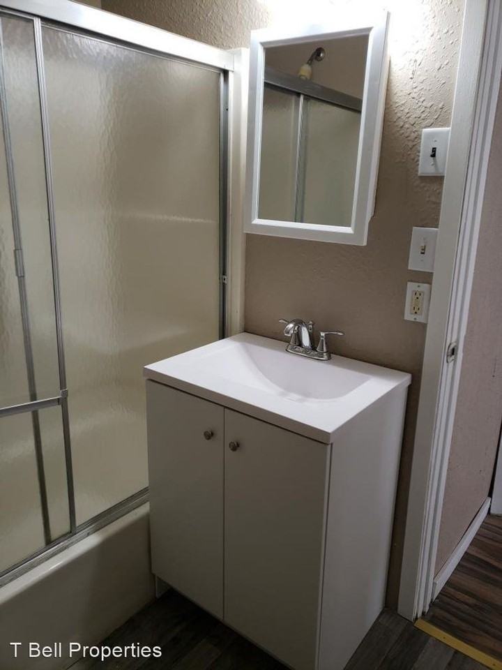 706 E 8th St - Photo 3 of 8