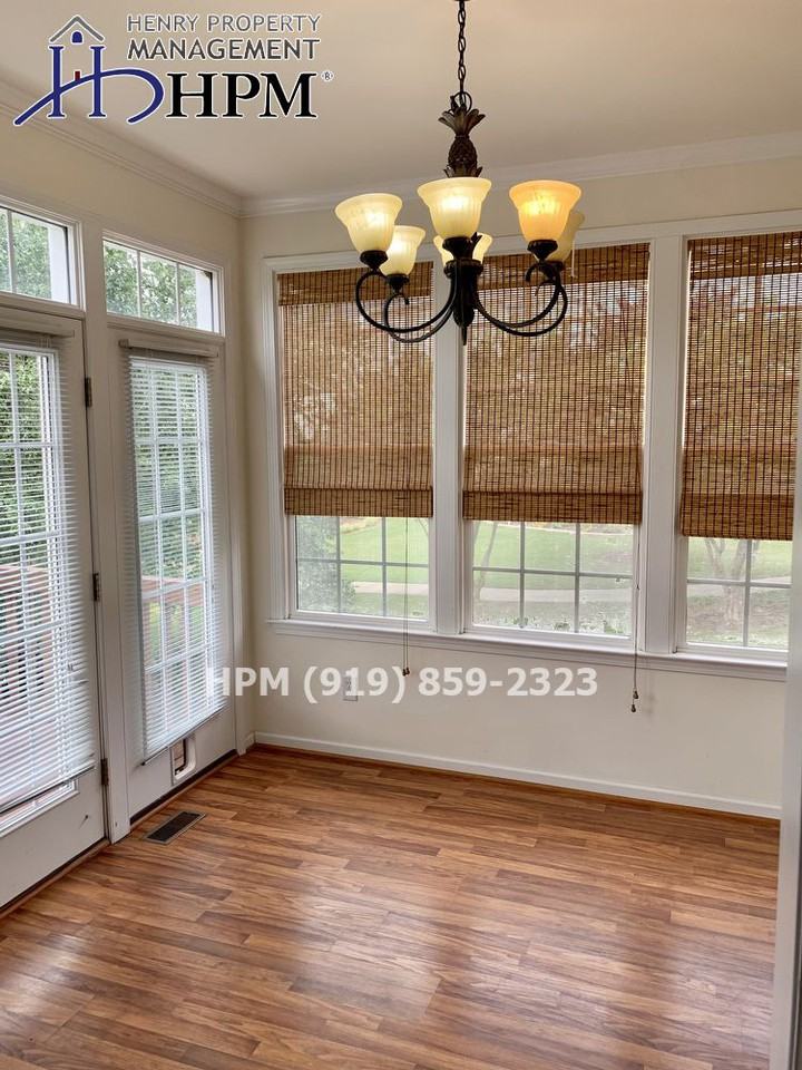 700 Nottinghill Walk - Photo 3 of 10