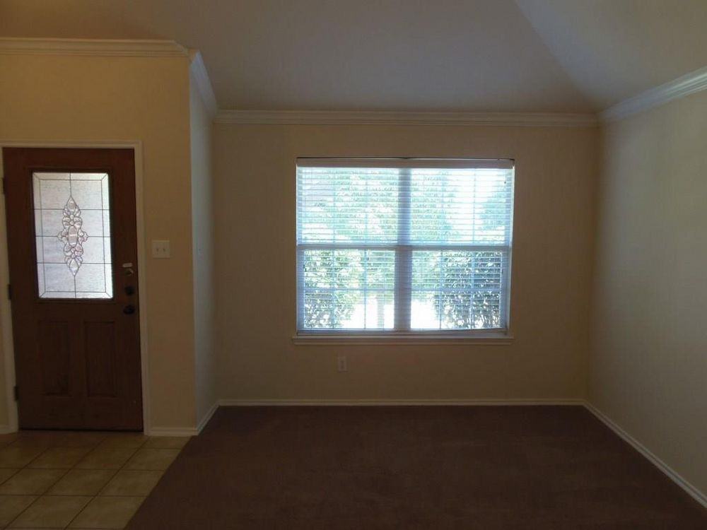 1287 Stanford Dr - Photo 2 of 13